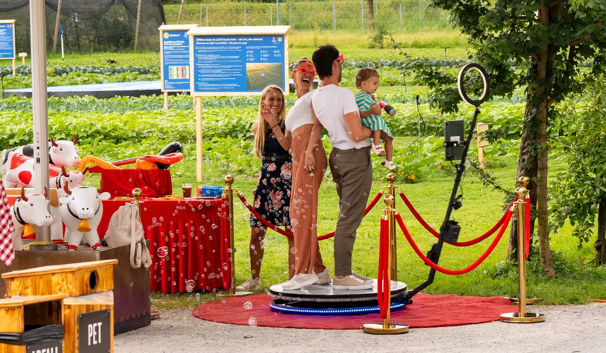 Familie auf dem 360° Video Spinner an einem Open-Air-Anlass